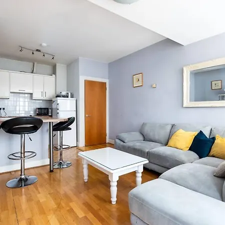 Beautiful 2 Bed With Access To Roof Terrace *